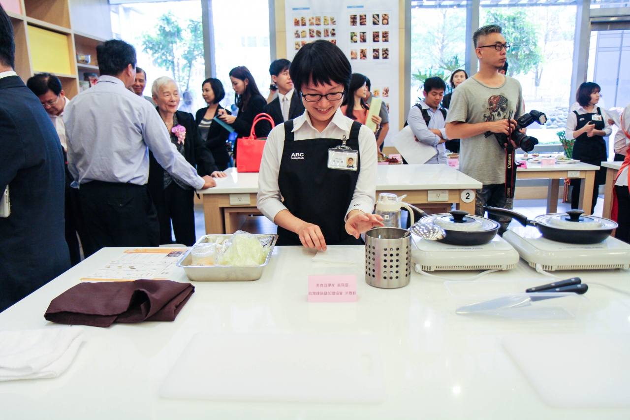 飲食新聞 日本龍頭廚藝教室abc Cooking Studio在台灣正式開幕 美食家的自學之路 Self Taught Gourmet